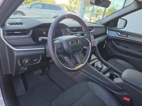 New 2025 Jeep Grand Cherokee Altitude image 33