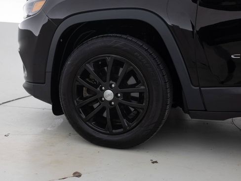 Used 2019 Jeep Cherokee Latitude Plus w/ Cold Weather Group FWD image 18