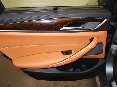 Used 2020 BMW M550i xDrive w/ Dynamic Handling Package image 28