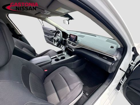 Used 2025 Nissan Altima 2.5 SV FWD image 36