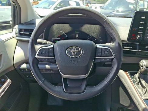 Used 2024 Toyota Sienna XLE FWD image 19