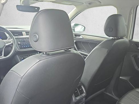 Used 2023 Volkswagen Tiguan SE w/ Panoramic Sunroof Package FWD image 17