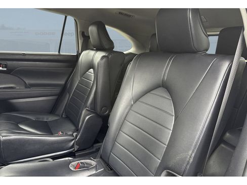 Used 2023 Toyota Highlander XLE image 15