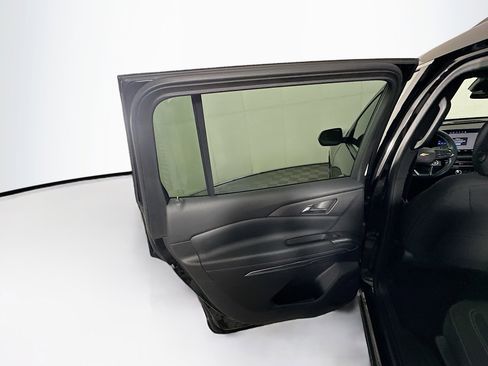 Used 2025 Chevrolet Traverse LT image 26