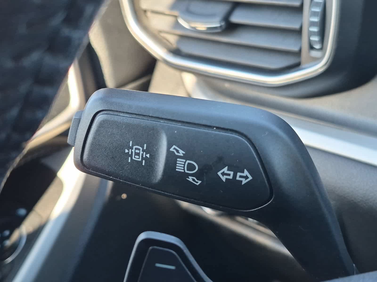 Used 2020 Ford Explorer XLT w/ Equipment Group 202A AWD/4WD image 26
