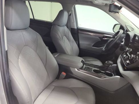 Certified 2024 Toyota Highlander Platinum FWD image 11