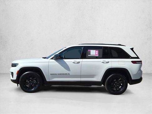 Used 2024 Jeep Grand Cherokee Altitude AWD/4WD image 8