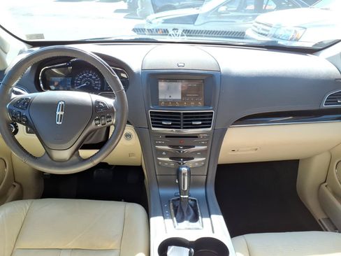 Used 2019 Lincoln MKT AWD image 7