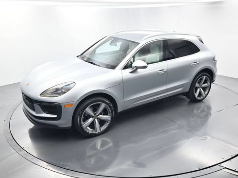 Certified 2025 Porsche Macan AWD/4WD image 34