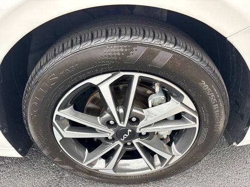 Used 2024 Kia Forte LXS w/ LXS Technology Package FWD image 9