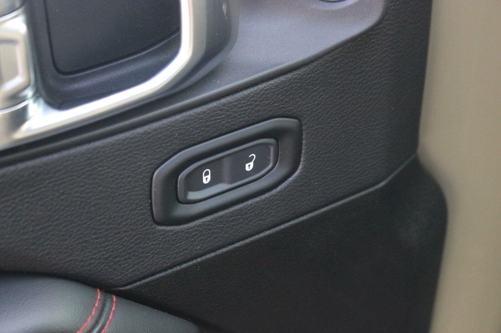 Used 2025 Jeep Gladiator Rubicon w/ Convenience Group AWD/4WD image 15