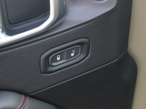 Used 2025 Jeep Gladiator Rubicon w/ Convenience Group AWD/4WD image 15