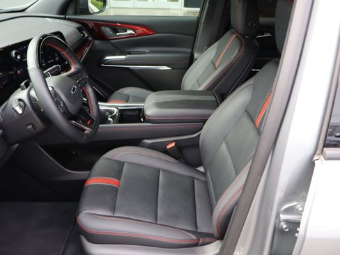 Used 2025 Chevrolet Traverse RS FWD image 16