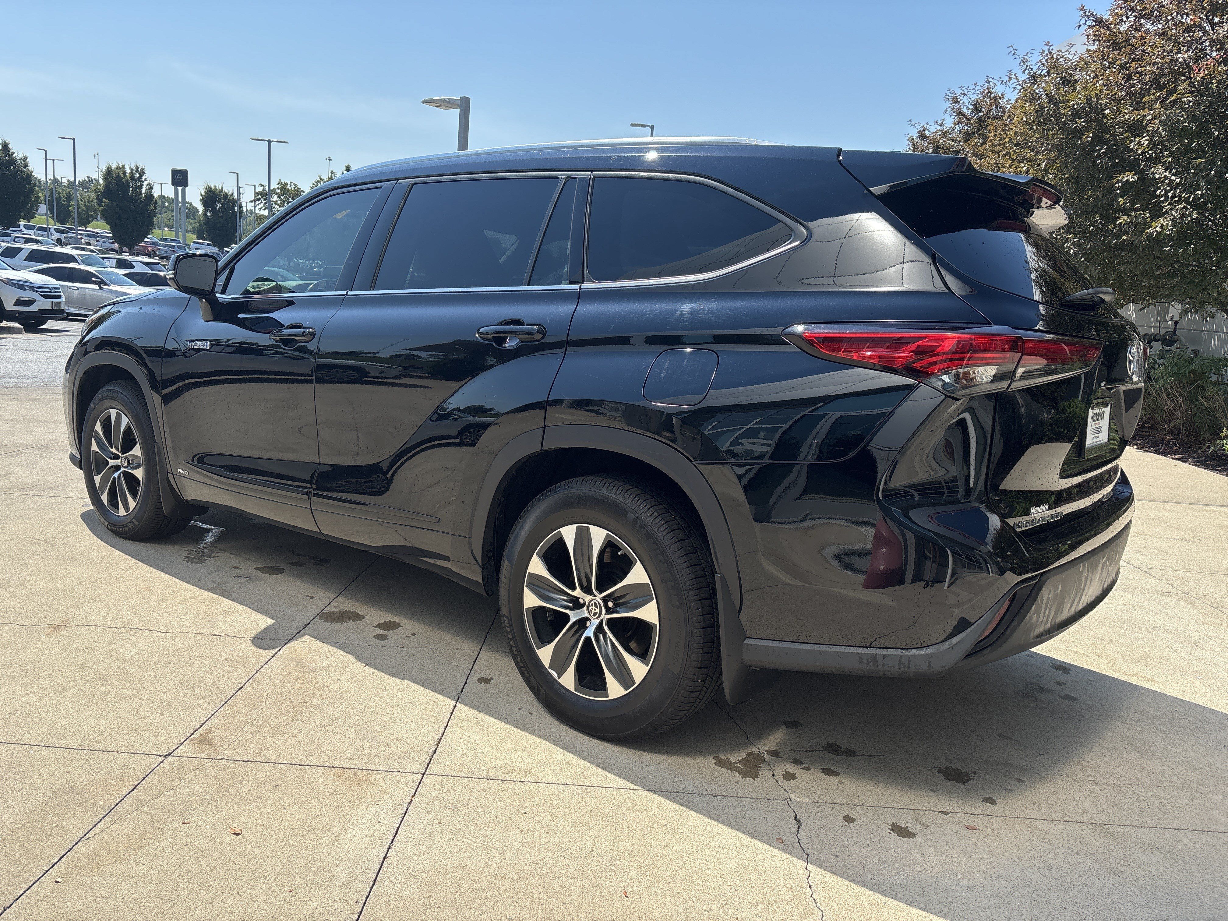 Used 2020 Toyota Highlander XLE AWD/4WD image 7