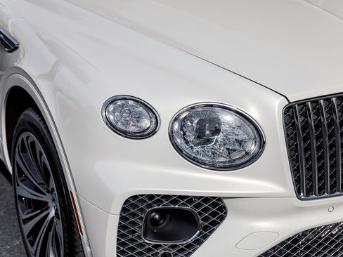 Used 2023 Bentley Bentayga Extended Wheelbase image 29
