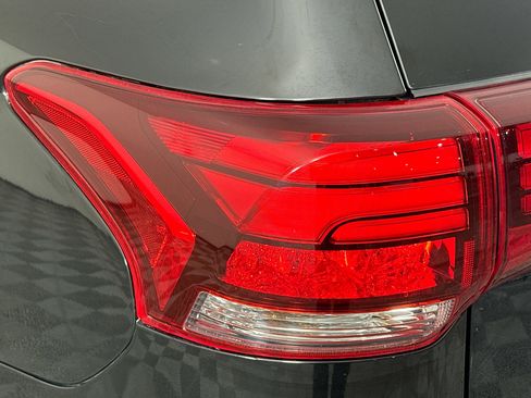 Used 2018 Mitsubishi Outlander ES image 63