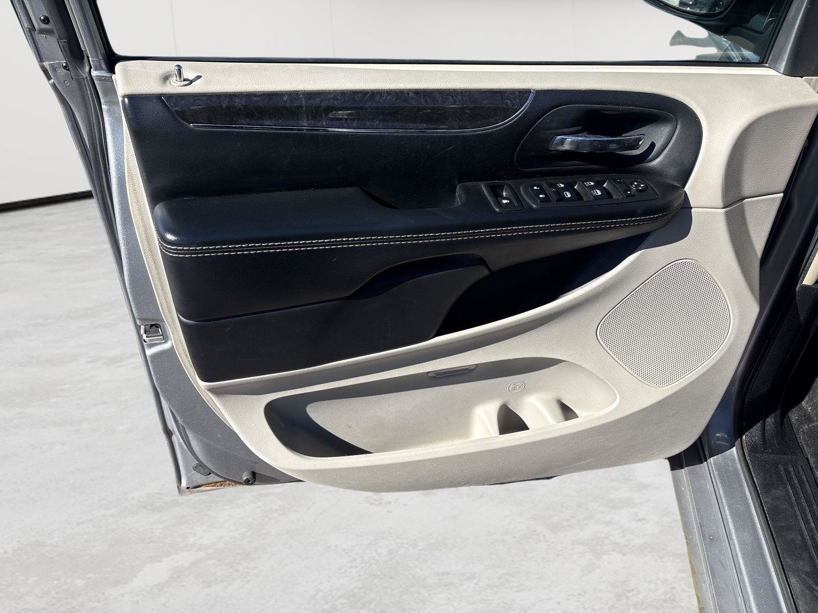 Used 2015 Chrysler Town & Country Touring FWD image 13
