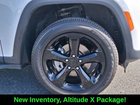 Certified 2025 Jeep Grand Cherokee Altitude AWD/4WD image 9