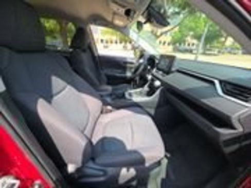 Used 2021 Toyota RAV4 LE FWD image 9