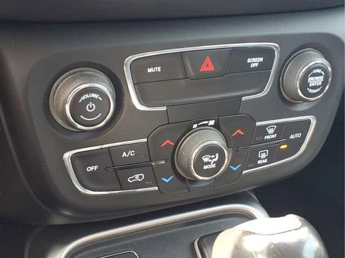 Used 2019 Jeep Compass Latitude FWD image 10