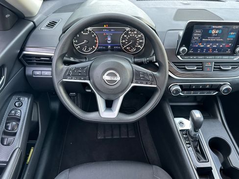Used 2025 Nissan Altima 2.5 SV FWD image 15