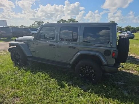 Used 2022 Jeep Wrangler Unlimited Sahara AWD/4WD image 17