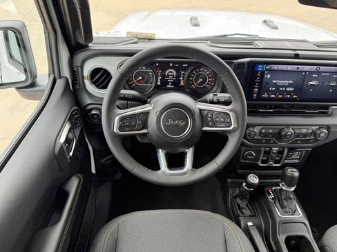Used 2025 Jeep Wrangler Unlimited Sahara AWD/4WD image 25