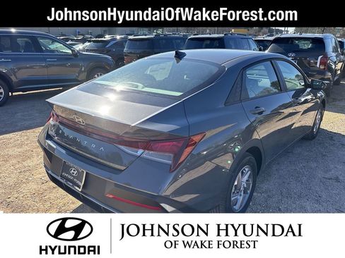 Certified 2025 Hyundai Elantra SE image 12