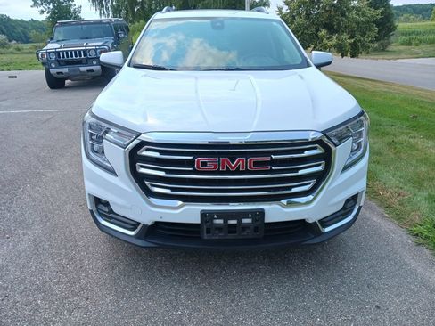 Used 2024 GMC Terrain SLT AWD/4WD image 3