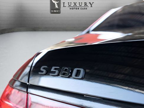 Used 2022 Mercedes-Benz S 580 4MATIC Sedan w/ AMG Line Package image 17