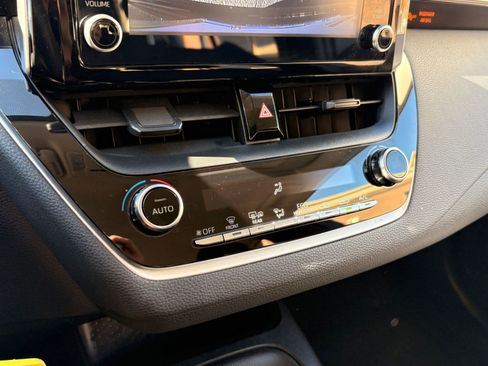 Used 2020 Toyota Corolla LE image 30