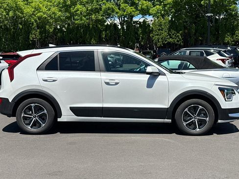Certified 2025 Kia Niro LX FWD image 3