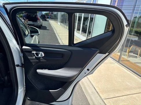 Certified 2025 Volvo XC40 B5 Core AWD/4WD image 12