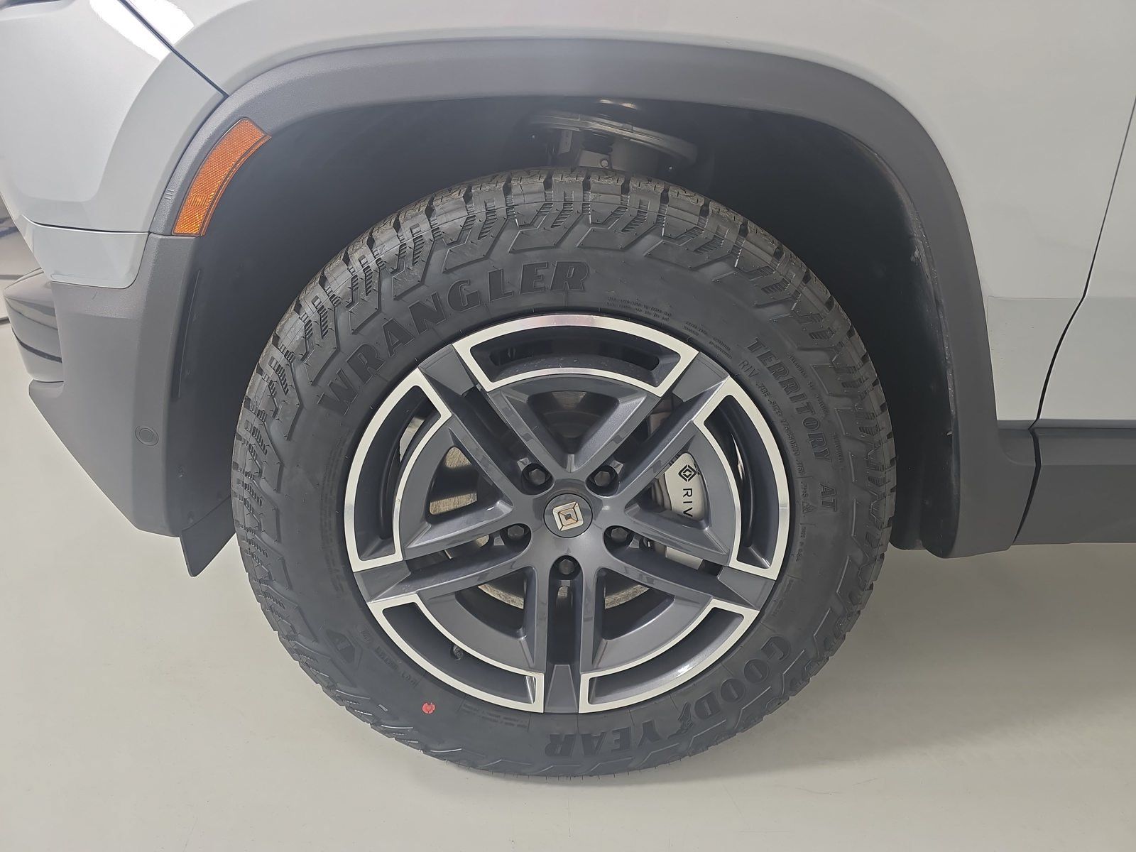Used 2025 Rivian R1S Adventure Dual AWD/4WD image 9