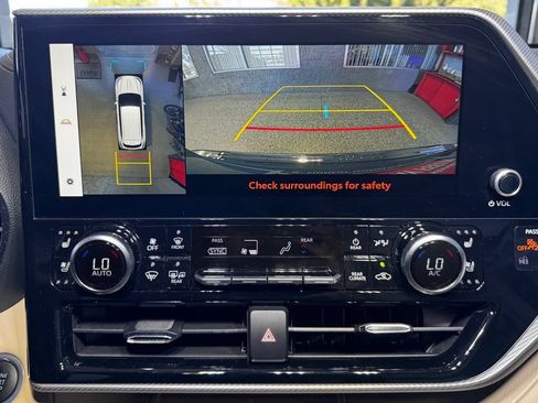 Certified 2024 Toyota Highlander Platinum AWD/4WD image 36