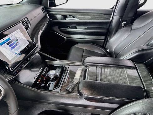 Used 2022 Jeep Wagoneer Series II AWD/4WD image 25