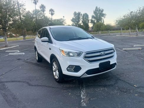 Used 2017 Ford Escape SE FWD image 2