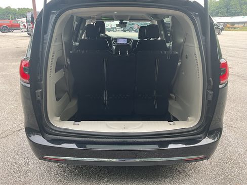 Used 2024 Chrysler Pacifica Touring-L FWD image 14