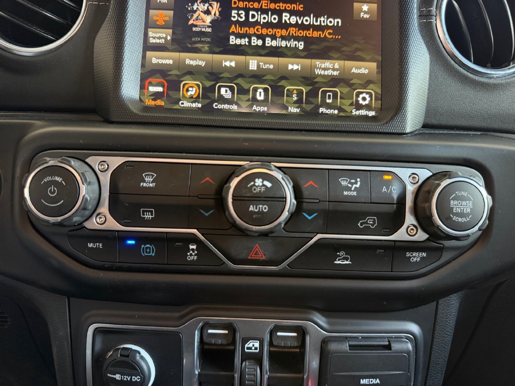 Used 2023 Jeep Wrangler Unlimited Sahara AWD/4WD image 17