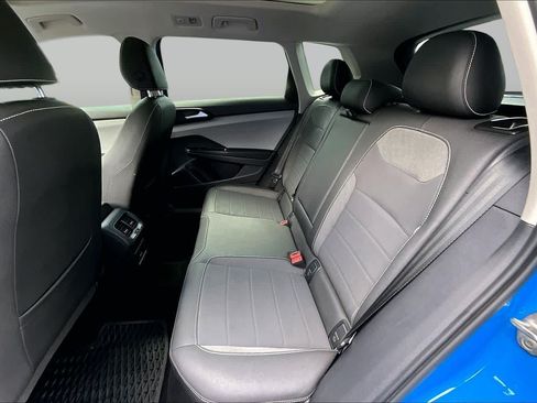 Used 2023 Volkswagen Taos SE w/ Panoramic Sunroof Package FWD image 21