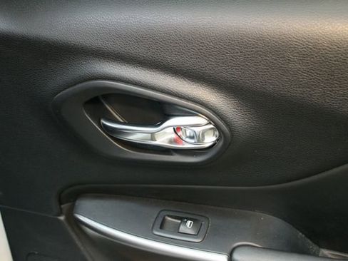 Used 2019 Jeep Cherokee Latitude w/ Cold Weather Group image 13