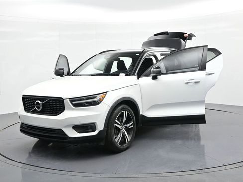 Used 2020 Volvo XC40 T4 R-Design image 27