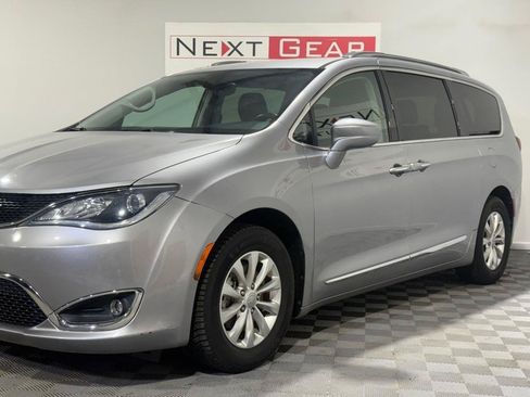 Used 2018 Chrysler Pacifica Touring-L w/ Premium Audio Group FWD image 5