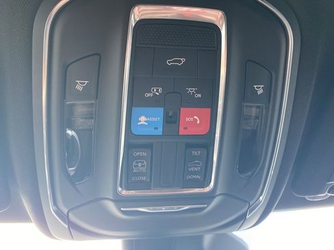 New 2025 Jeep Grand Cherokee Altitude image 34