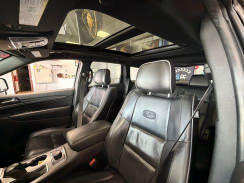 Used 2020 Jeep Grand Cherokee Overland AWD/4WD image 39