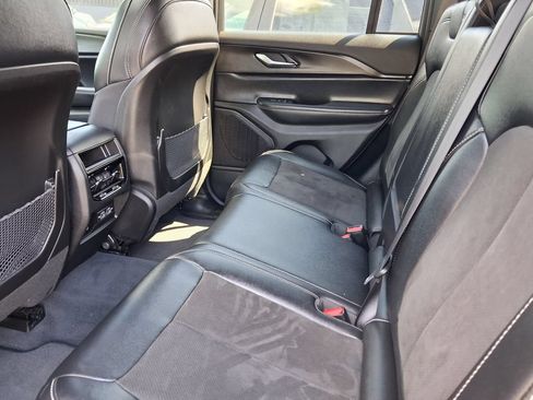 Used 2023 Jeep Grand Cherokee Laredo AWD/4WD image 16