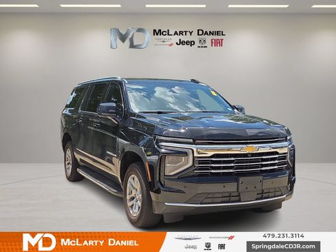 Used 2025 Chevrolet Suburban LT RWD image 1