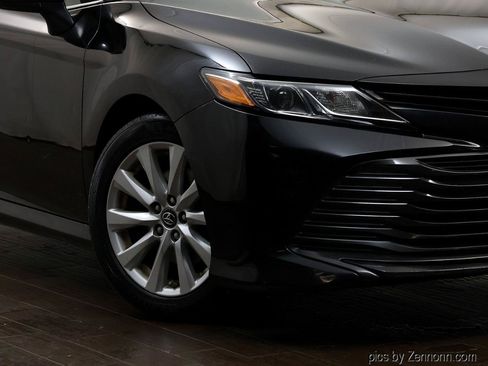 Used 2018 Toyota Camry LE FWD image 3