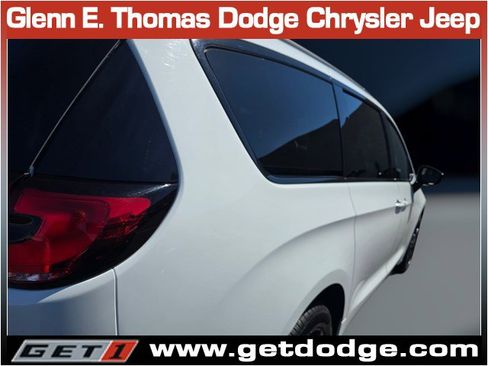 Used 2023 Chrysler Pacifica Limited w/ Uconnect Theater Family Group image 10