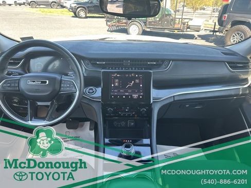 Used 2022 Jeep Grand Cherokee Laredo w/ Luxury Tech Group I AWD/4WD image 5